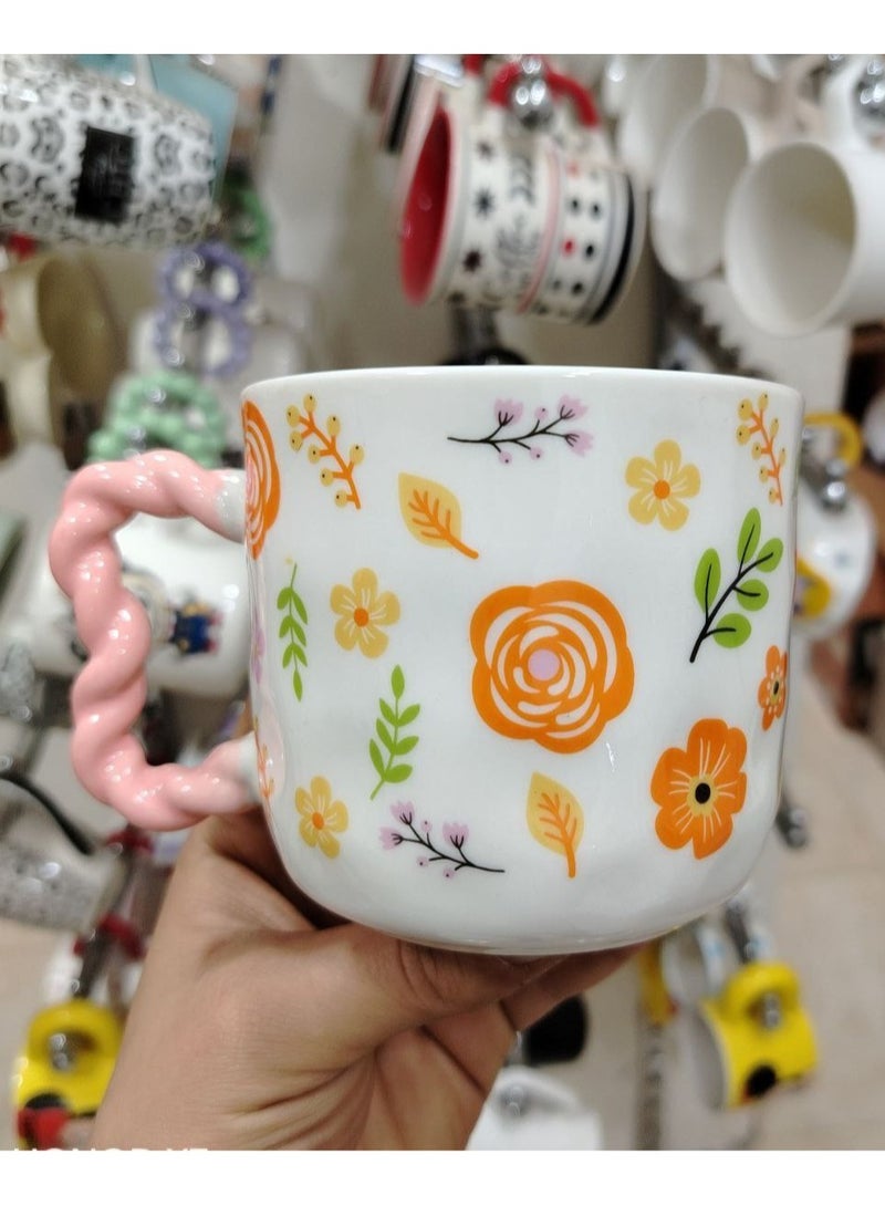 مج بورسيلين راقي سعة 380 ملي بنقوش أزهار ربيعية مبهجة وألوان برتقالية وصفراء زاهية مع يد وردية بتصميم مضلع مريح لليد - Image 3